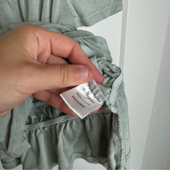 Superdown Sage Green Smocked Flouncy Crop Shirt Size Small - Picture 4 of 5